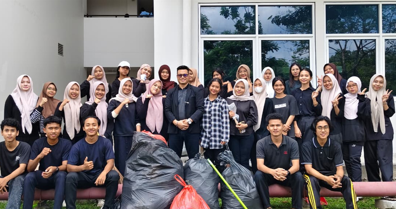 Mahasiswa Unri Wujudkan Nilai Pancasila Melalui Gotong Royong Bersihkan Lingkungan Kampus