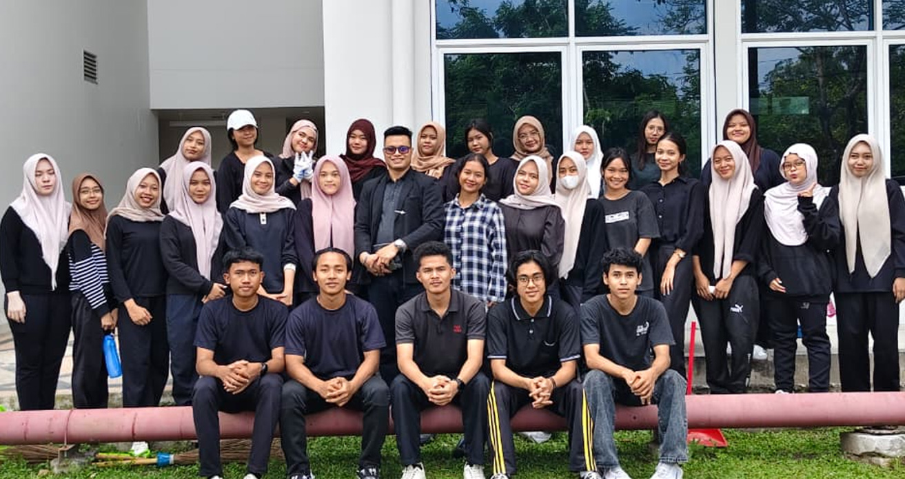 Mahasiswa Unri Wujudkan Nilai Pancasila Melalui Gotong Royong Bersihkan Lingkungan Kampus