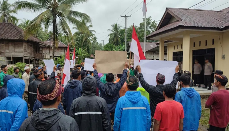 Warga Inhu Demo di Mapolres Tuntut Penangkapan Dalang Penyerangan Karyawan Sawit