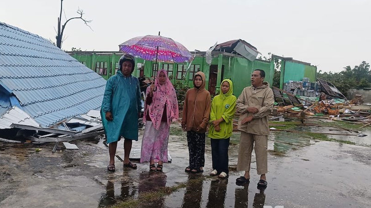 Puting Beliung Terjang Bandar Laksamana, Sekolah dan Rumah Rusak Parah Puting Beliung Terjang Bandar Laksamana, Sekolah dan Rumah Rusak Parah