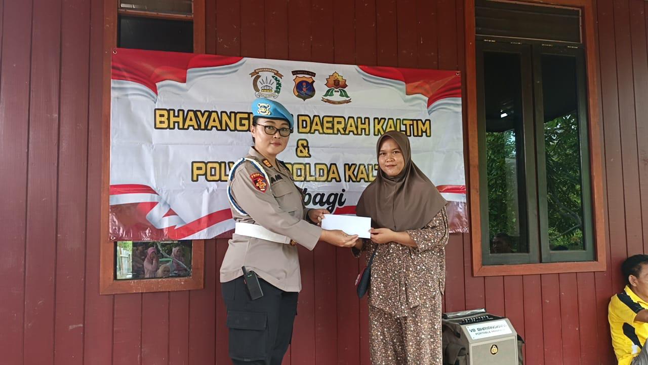 Polwan dan Bhayangkari Kaltim Salurkan Bansos untuk Pekerja Karet di Lamaru Polwan dan Bhayangkari Kaltim Salurkan Bansos untuk Pekerja Karet di Lamaru