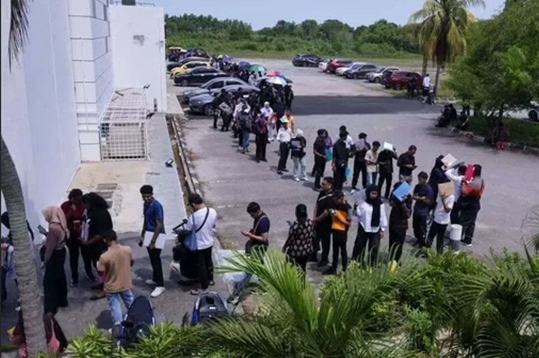 Ribuan Warga Malaysia Antre 2 Km demi Lowongan Kerja Bergaji Rp 15 Juta per Bulan