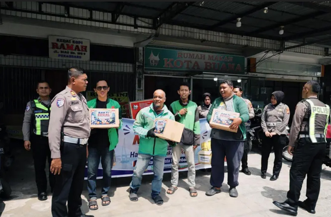 Jelang HUT Bhayangkara ke-80, Polda Riau Salurkan Bansos dan Bantuan Air Bersih Jelang HUT Bhayangkara ke-80, Polda Riau Salurkan Bansos dan Bantuan Air Bersih