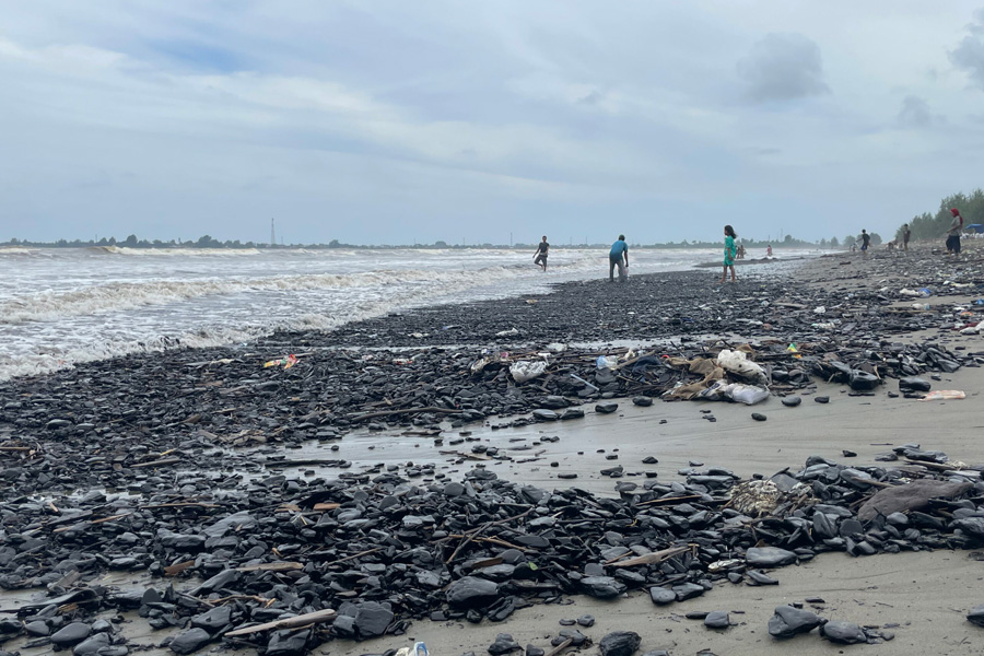Tumpahan Batu Bara Cemari Pantai Pangandaran, Kualitas Air Laut Menurun