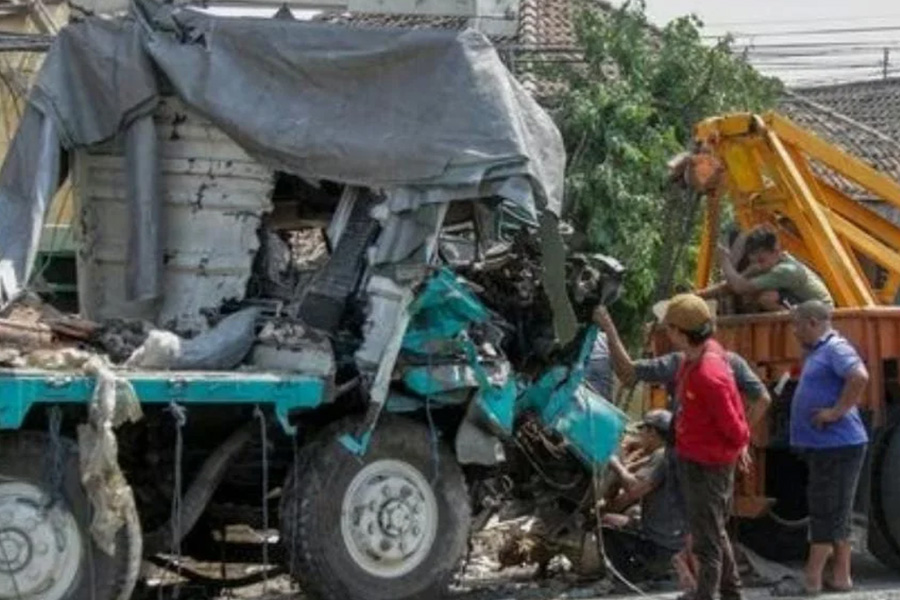 Truk Trailer Tabrak Dua Truk dan Sejumlah Motor di Pasuruan, Tiga Orang Meninggal