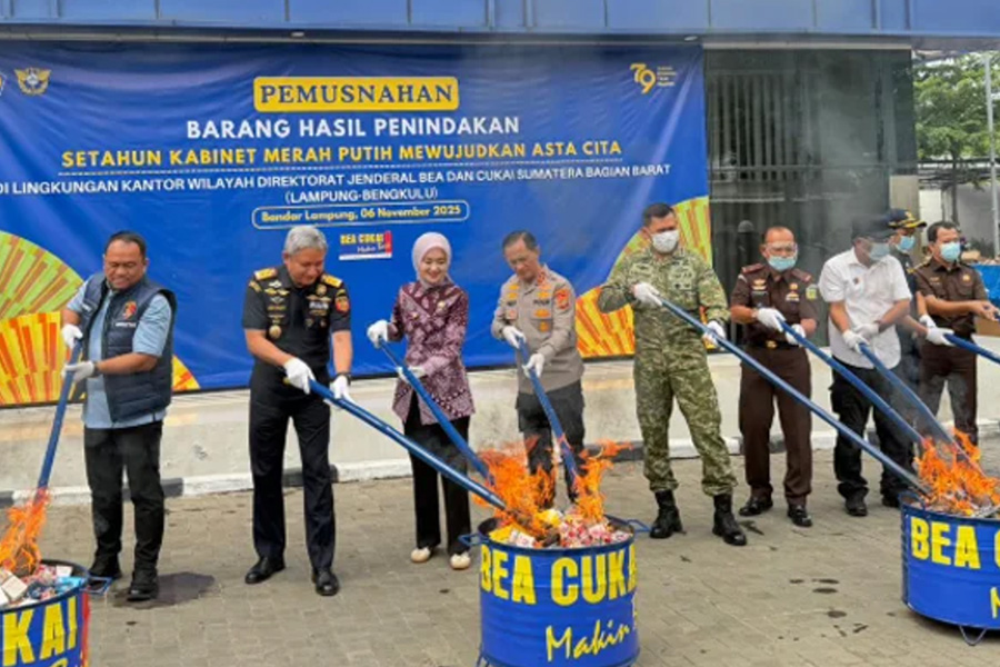 Puluhan Juta Rokok dan Ribuan Liter Miras Ilegal Dimusnahkan Bea Cukai Puluhan Juta Rokok dan Ribuan Liter Miras Ilegal Dimusnahkan Bea Cukai