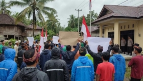 Warga Inhu Demo di Mapolres Tuntut Penangkapan Dalang Penyerangan Karyawan Sawit