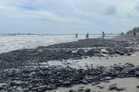Tumpahan Batu Bara Cemari Pantai Pangandaran, Kualitas Air Laut Menurun
